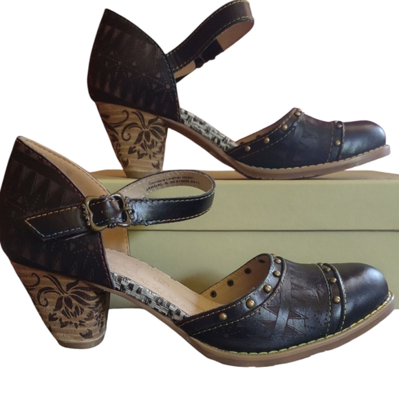 Elegant Black Heeled Shoes - Picture 1 of 11